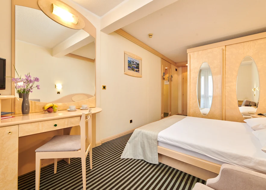 hotel-istra-plava-laguna-accommodation-units-classic-room-with-balcony-sea-side