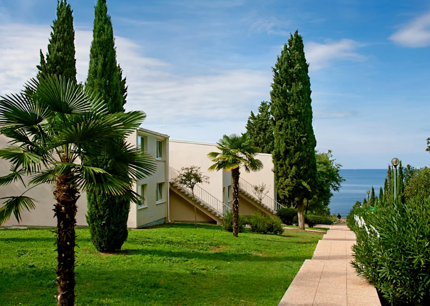 apartments-bellevue-plava-laguna-building
