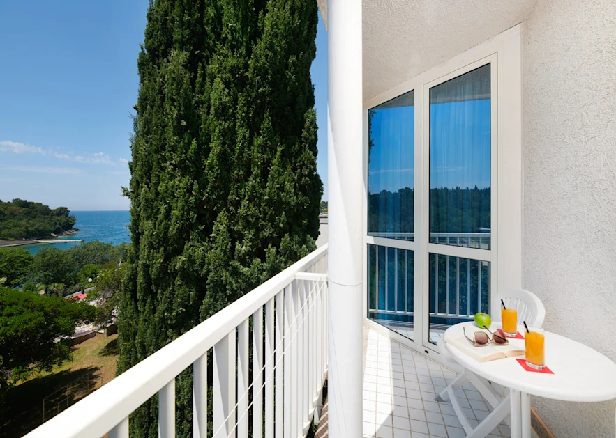 hotel-zorna-plava-laguna-classic-room-with-balcony-sea-side-family-f3bn-2