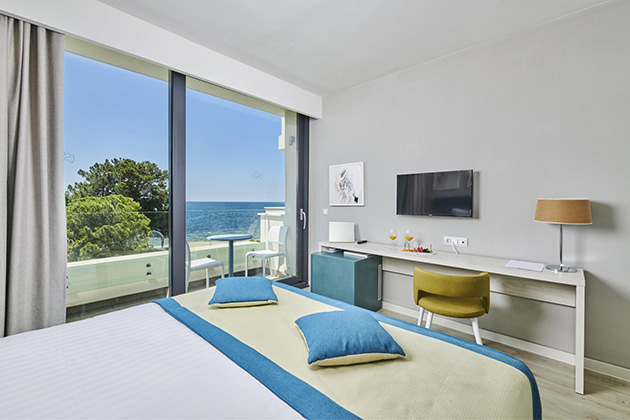 Classic camera con balcone lato mare