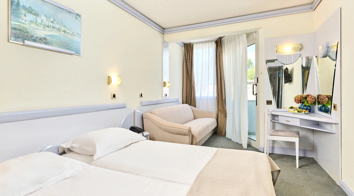 hotel-plavi-plava-laguna-classic-room-with-balcony-extra-bed