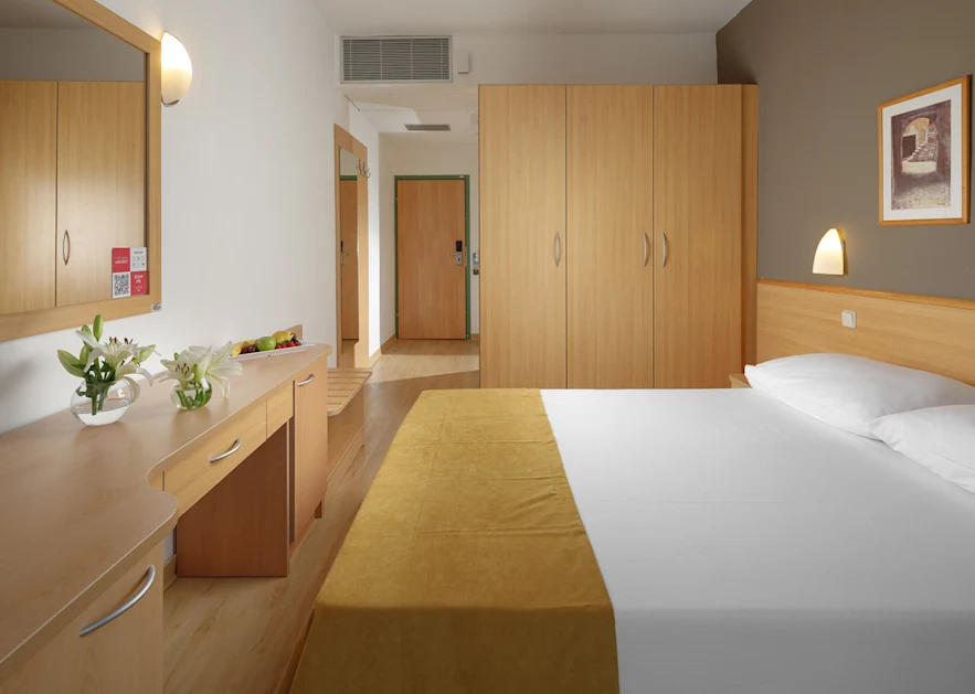 Hotel Aurora Plava Laguna Accommodation units Economy single room park side 2