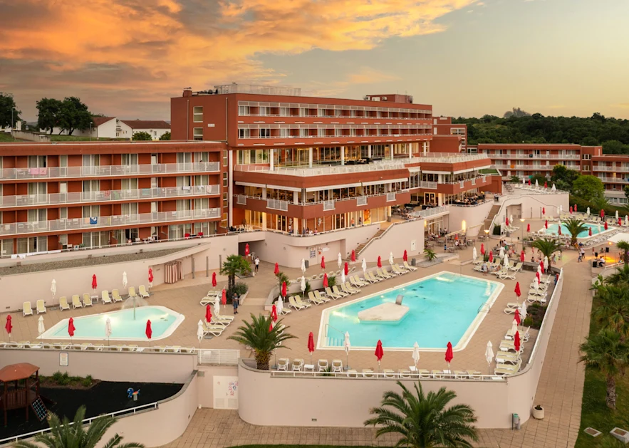hotel-albatros-plava-laguna-entrance-landscape