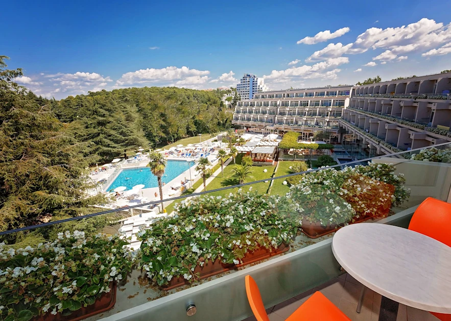 hotel-mediteran-plava-laguna-superior-room-with-balcony-park-side