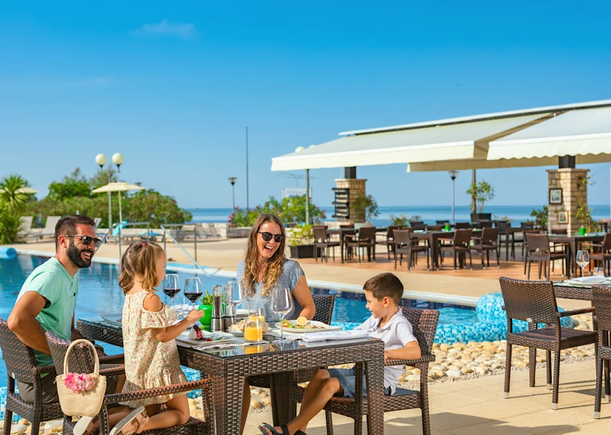 istrian-villas-plava-laguna-lifestyle-stella-maris-resort-family-beach-laguna-o-grille-restaurant-1