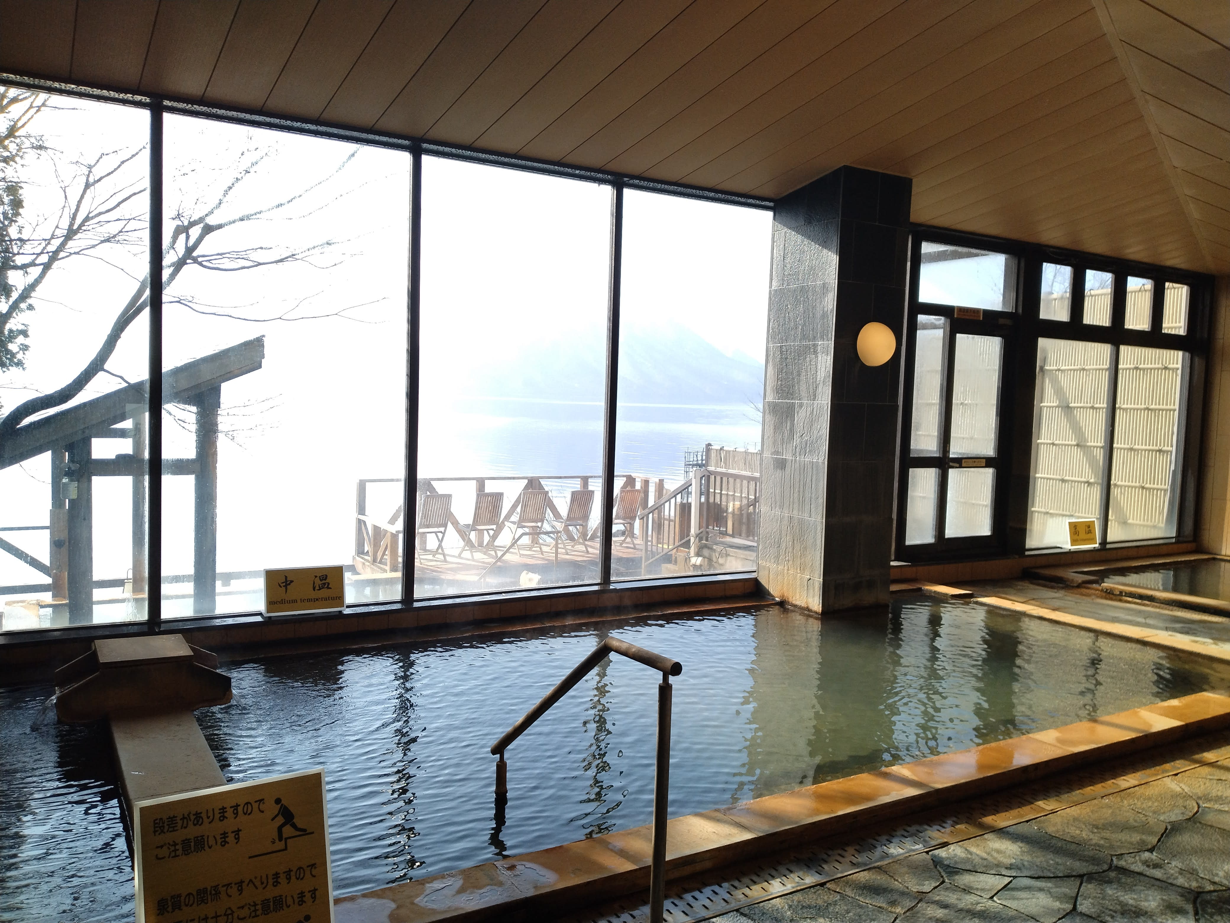 A hot spring bath with an excellent lakeside view.