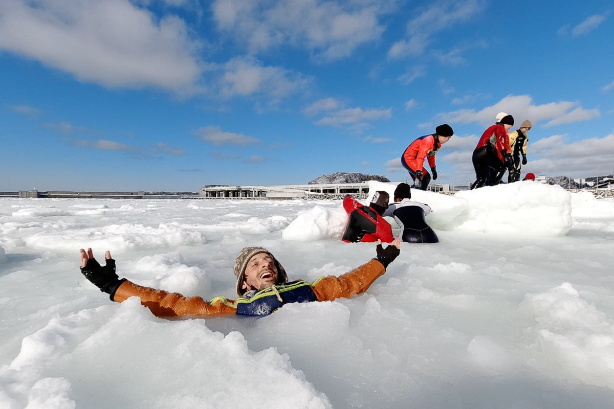 A swimmer baths in icy sea water