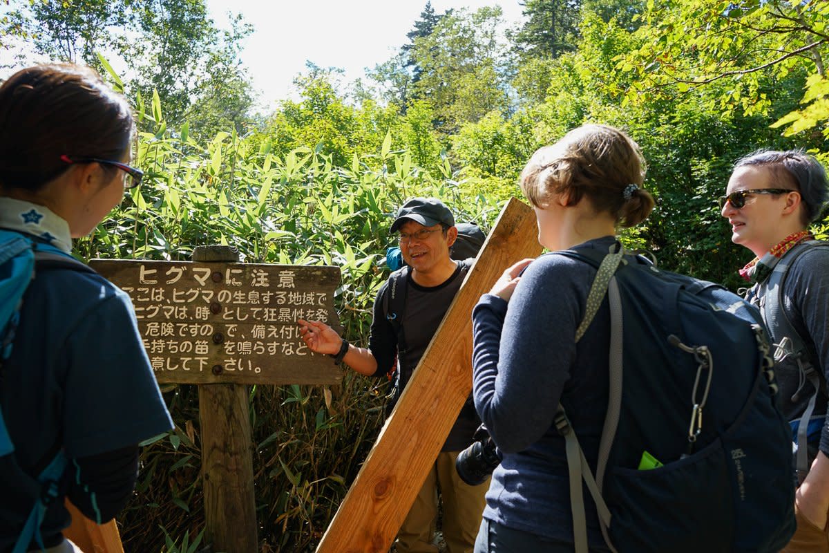 Guide Tobaji explaining about Ezo brown bears