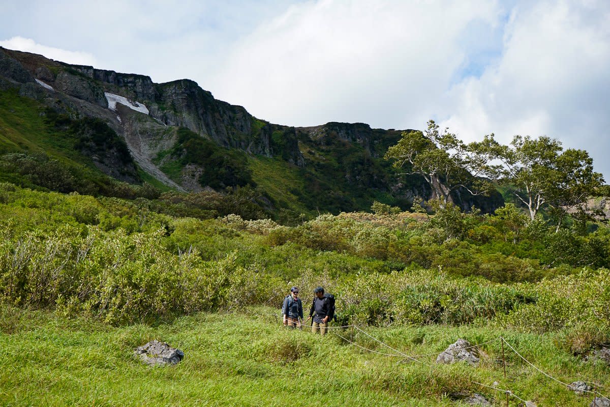 Guide Tobaji and Guest walking down to Daigaku Numa