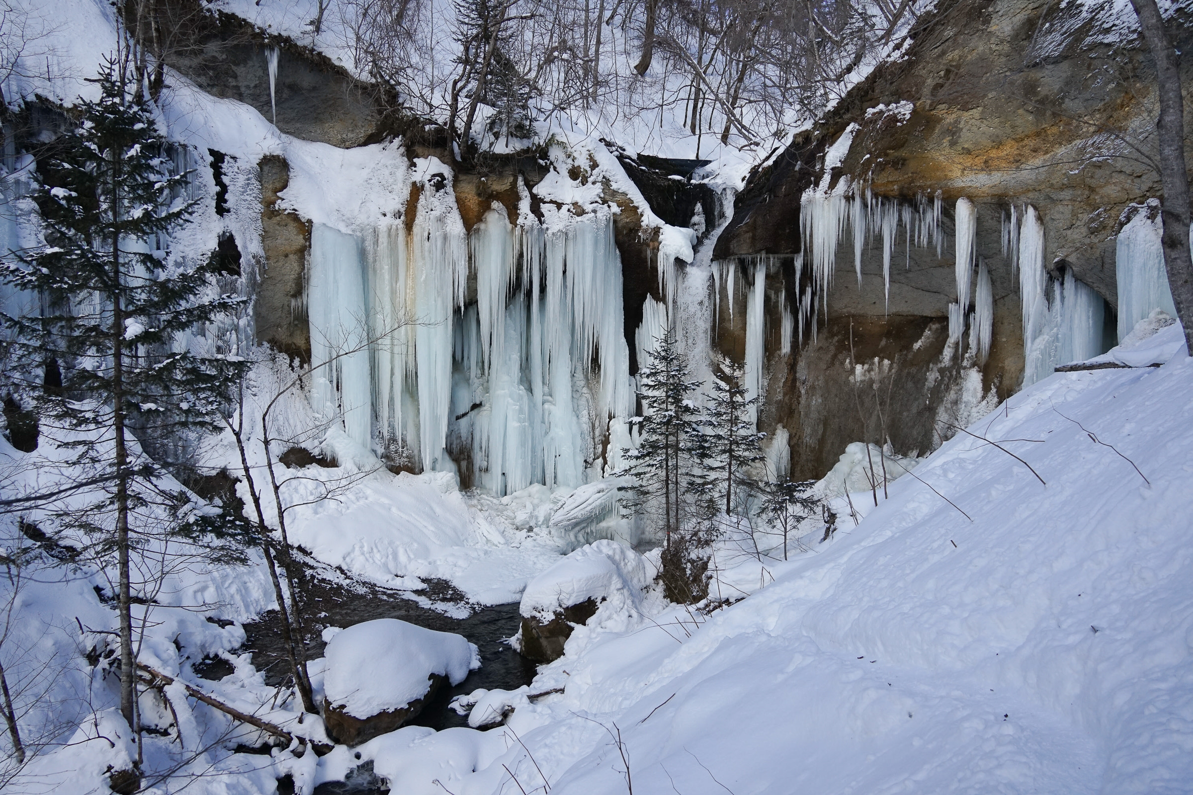 Frozen Shichijo Waterfall in February, looked down from the access trail.