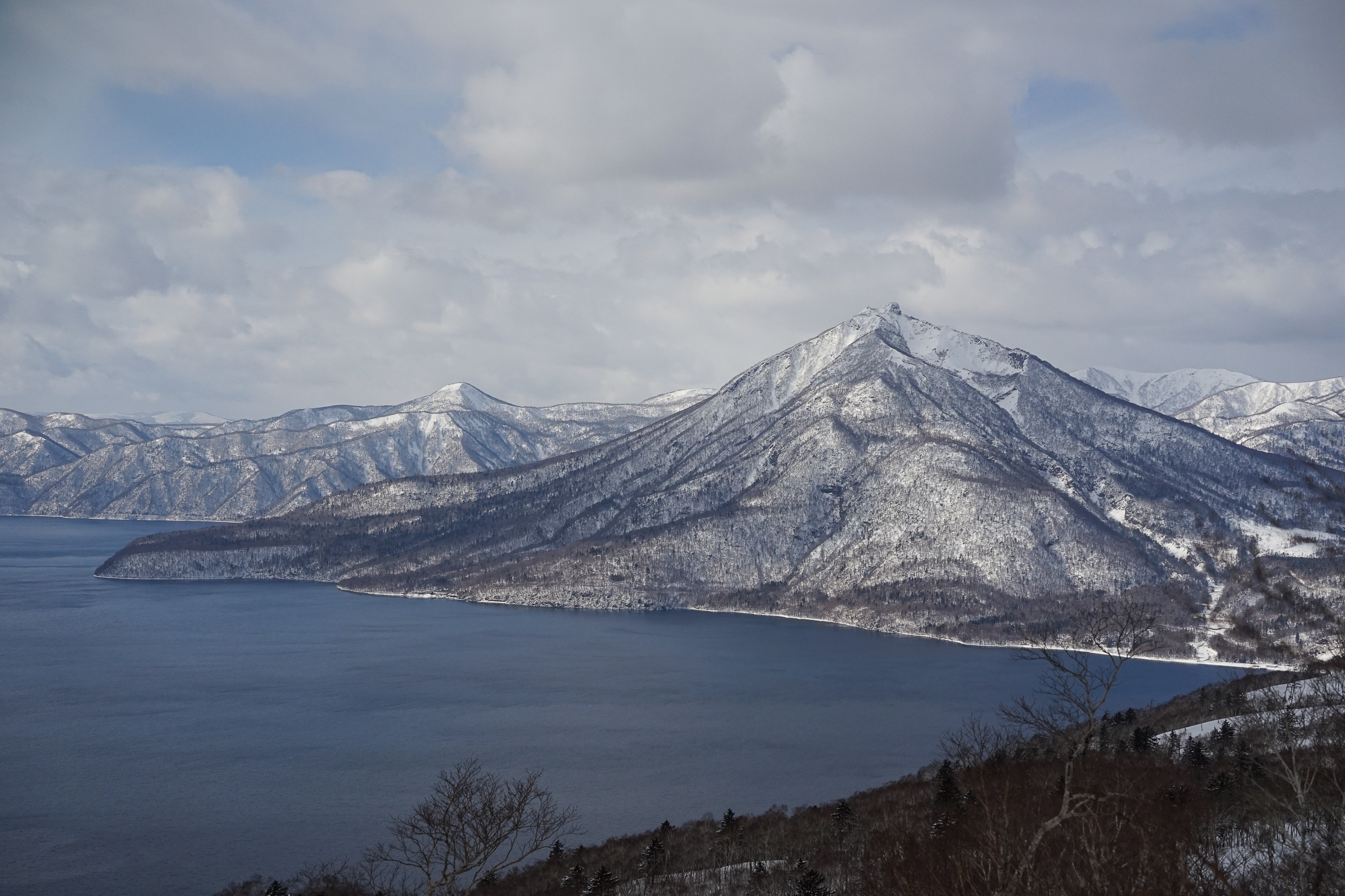 Mt. Eniwa and Lake Shikotsu viewed from Mt. Monbetsu in winter.