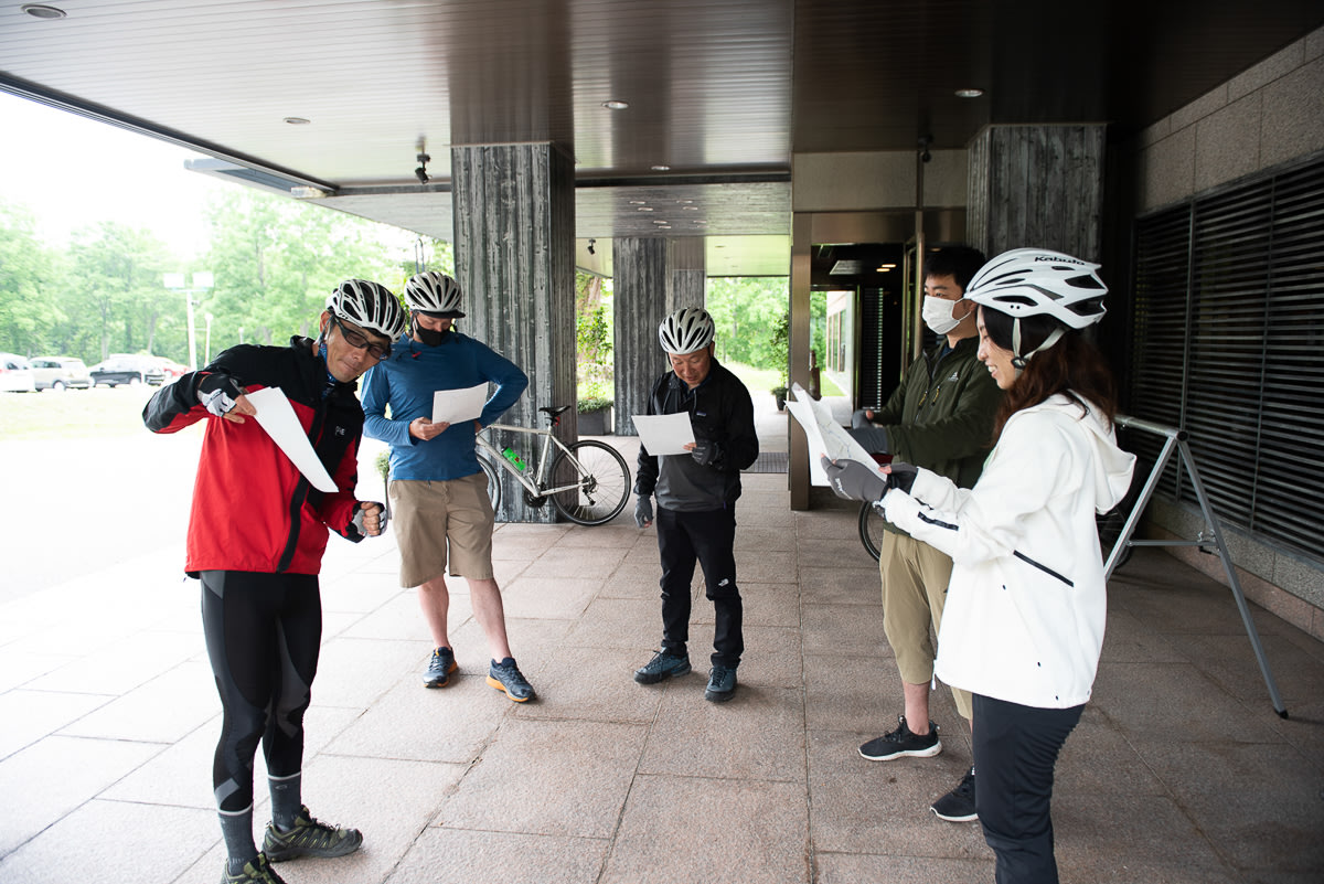 A cycling guide briefs the group on the days ride.