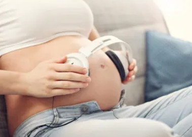 Playlista przyszłej mamy: jakiej muzyki słuchać w czasie ciąży?