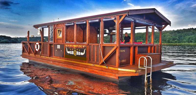 Cool boat tour on the T-Bone with grill for every occasion