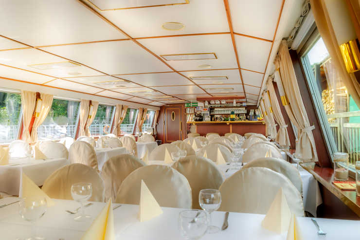 Eleganter Salon in weiß auf dem Schiff Diva