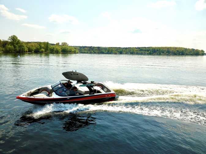 Wakesetter powerboat in Berlin for wakeboarding on the Havel river
