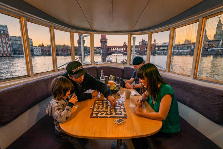 View from the living room on the Oberbaum Bridge and a family playing on the Rossi houseboat