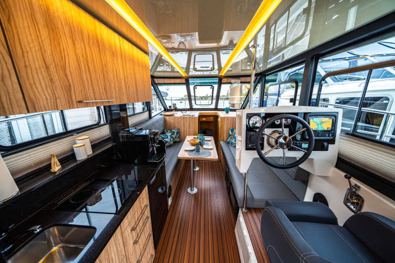 Hausboot Futura mit Cockpit und Küche
