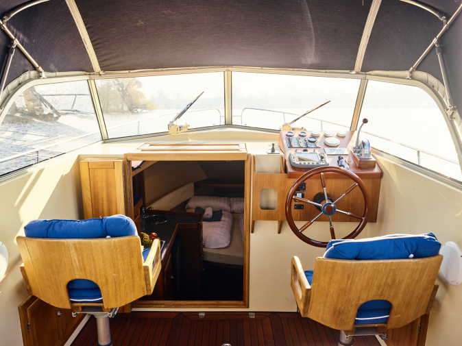Cockpit auf dem Hausboot Mona