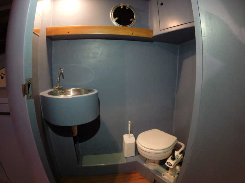 Badezimmer mit WC auf dem Hausboot Rossi