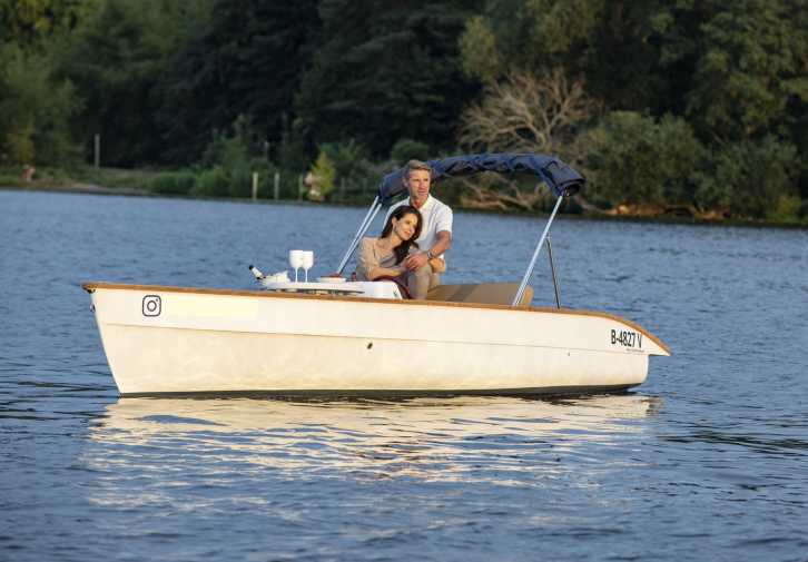 Elektroboot auf der Havel in Berlin