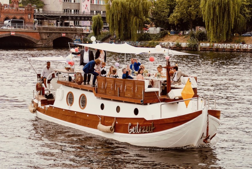 Geilezeit party boat from Berlin Bootsverleih on the Spree at the level of the Oberbaum Bridge