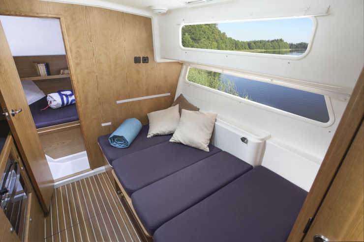 Cozy wooden-look bunk on the Lilly houseboat