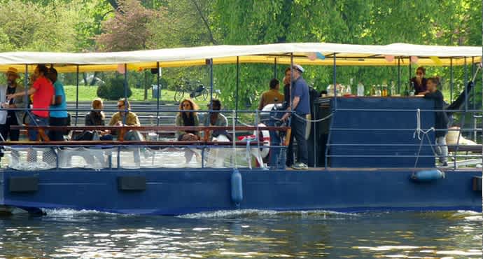 Partyboot Hopper auf einer Bootstour durch Berlin