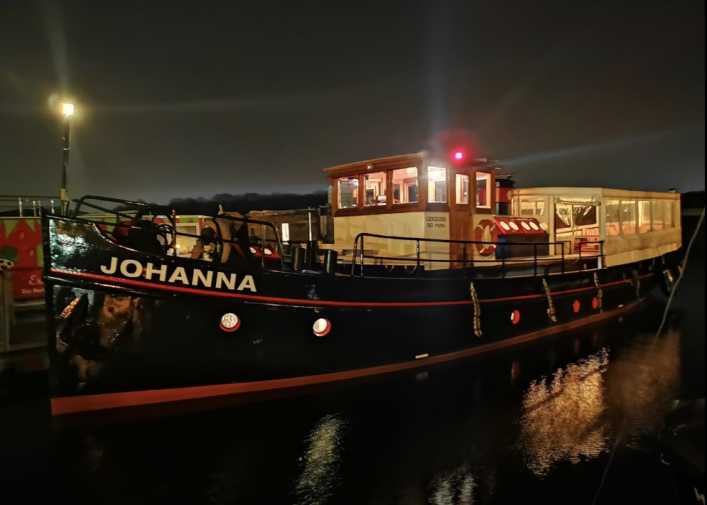 Boat tour on the salon ship Johanna at night