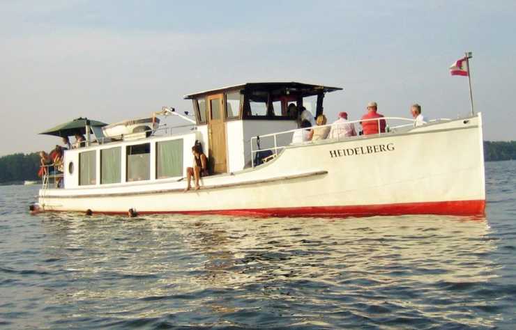 Partyboot und Badeschiff MS Heidelberg vor Anker auf dem Tegeler See