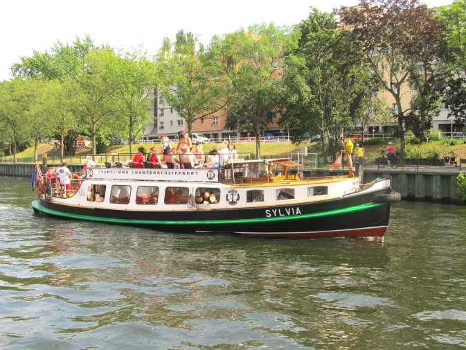 Das Partyboot Sylvia mit feiernden Gästen auf einer Bootstour über die Spree