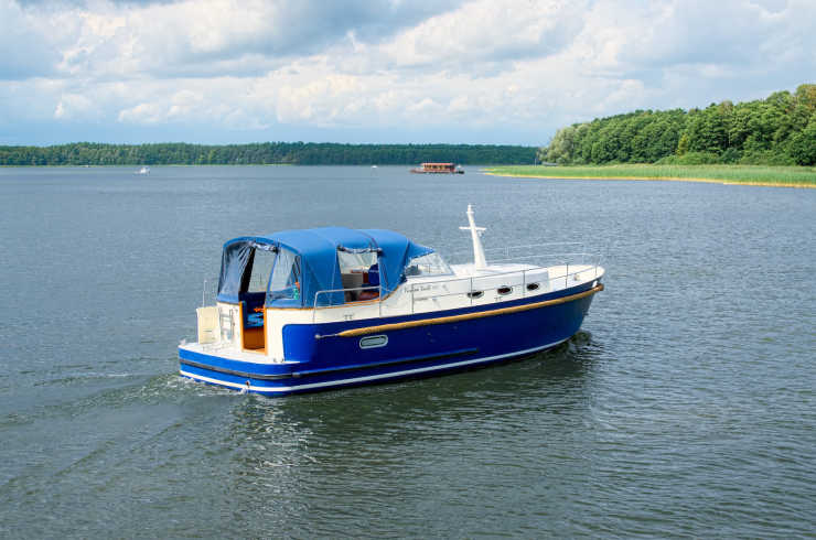 Aft view of the houseboat Theresa in front of Schwanenwerder