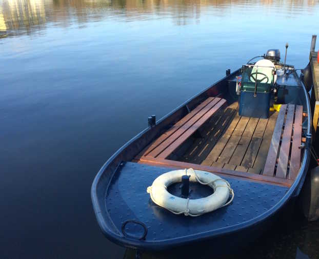 Camera boat Baboon with wooden benches and steering position