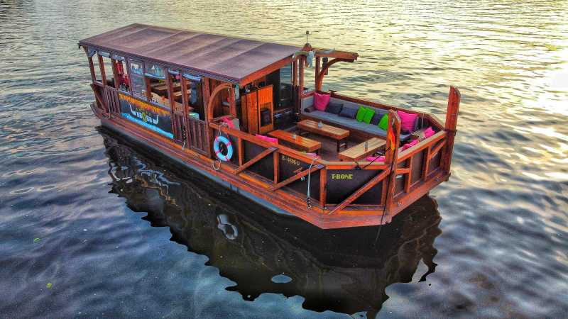 Boat tour on the T-Bone BBQ raft in Berlin