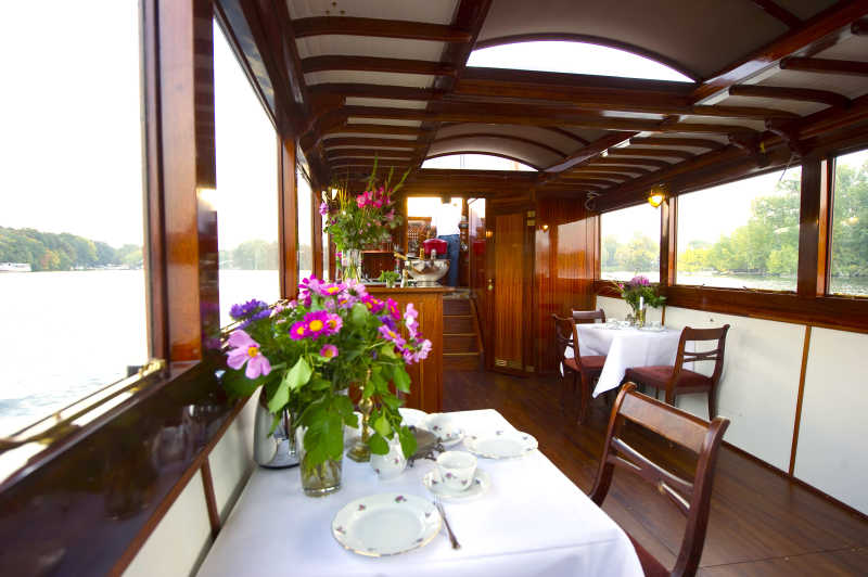Salon with table and flowers on the Sir Peter yacht