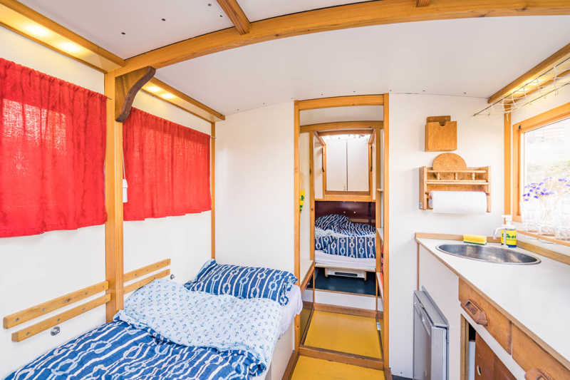 Schlafzimmer und Küchenzeile auf dem Berliner Hausboot Wasserkutsche