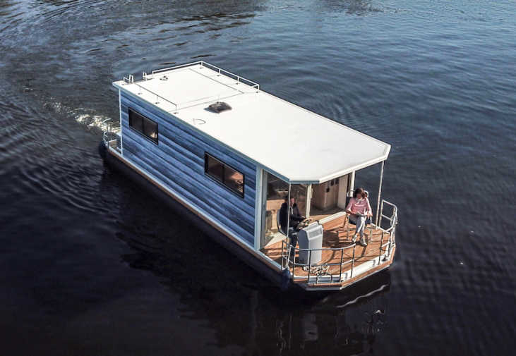 The Flexmobil houseboat with a large roof and bow terrace on a lake in Berlin