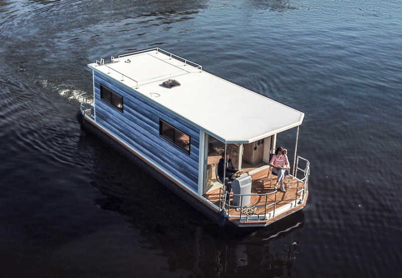 Das Hausboot Flexmobil mit großer Dach- und Bugterrasse auf einem See in Berlin