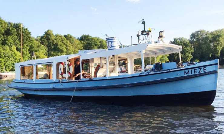 Rent the ship Mieze in Berlin for a boat tour through the city