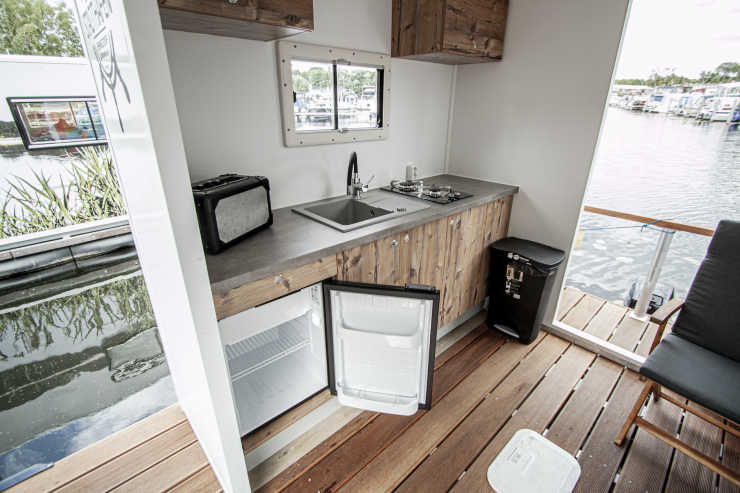 Küche mit Waschbecken und Kühlschrank im Funmobil