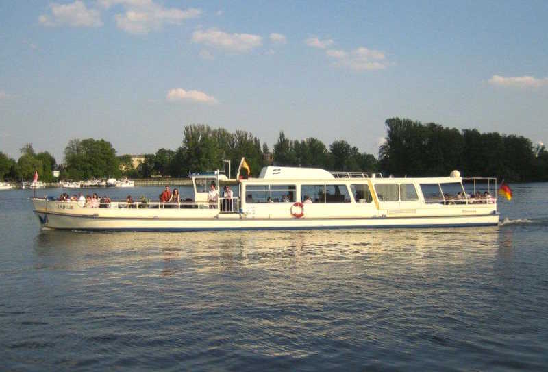 Event ship La Belle with a large sun deck and guests on a boat tour through Berlin