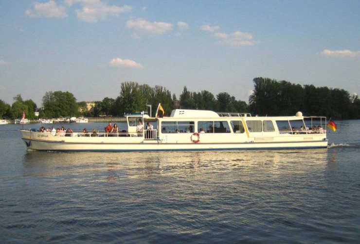 Eventschiff La Belle mit großem Sonnendeck und Gästen auf Bootstour durch Berlin