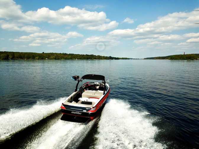 Wakeboarden hinter einem Boot in Berlin