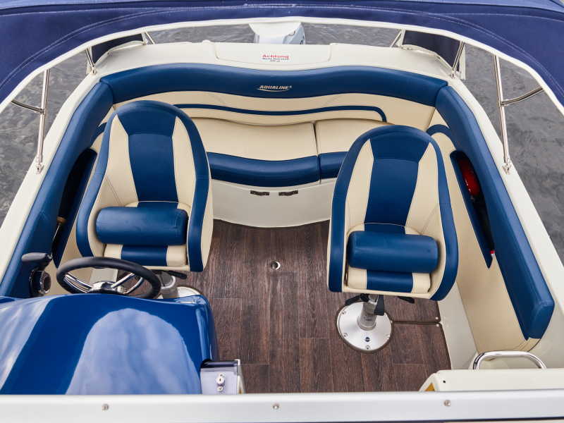 Rotatable driver's seats and comfortable bench on the sporty yacht Xela