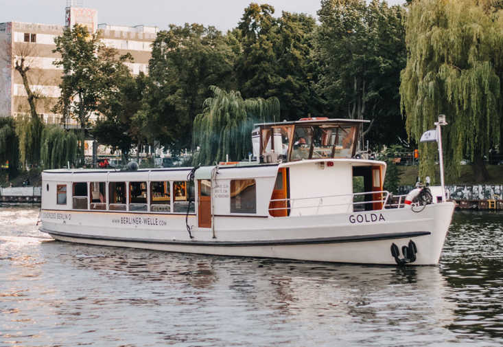 Das Partyschiff Golda unterwegs auf der Spree in Berlin