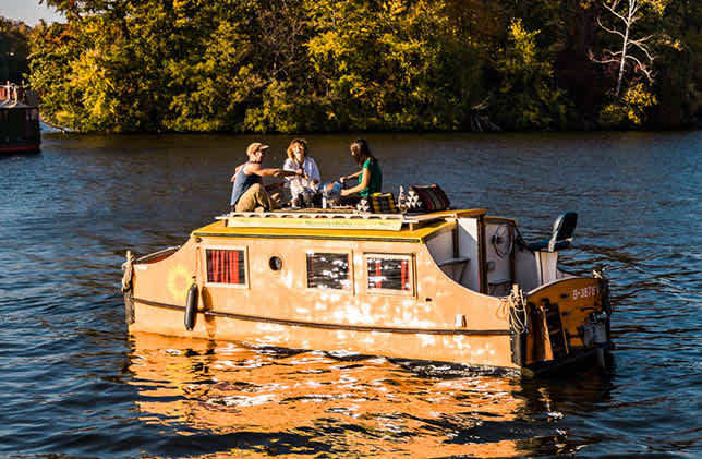 Das führerscheinfreie Hausboot Wasserkutsche in Berlin mit Gästen an Bord