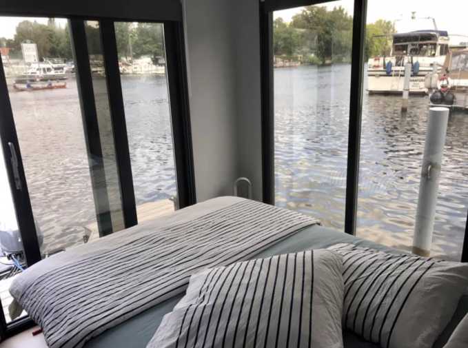 The sleeping area of the houseboat Mabelle Jouyeuse 