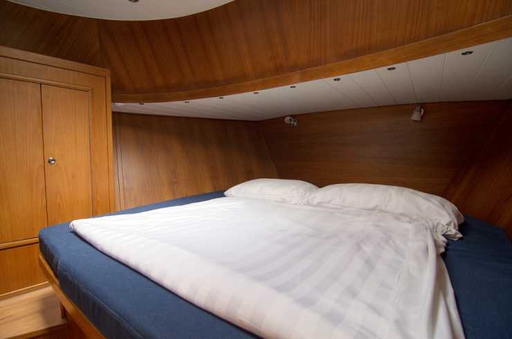 Bugkabine mit Bett im Hausboot