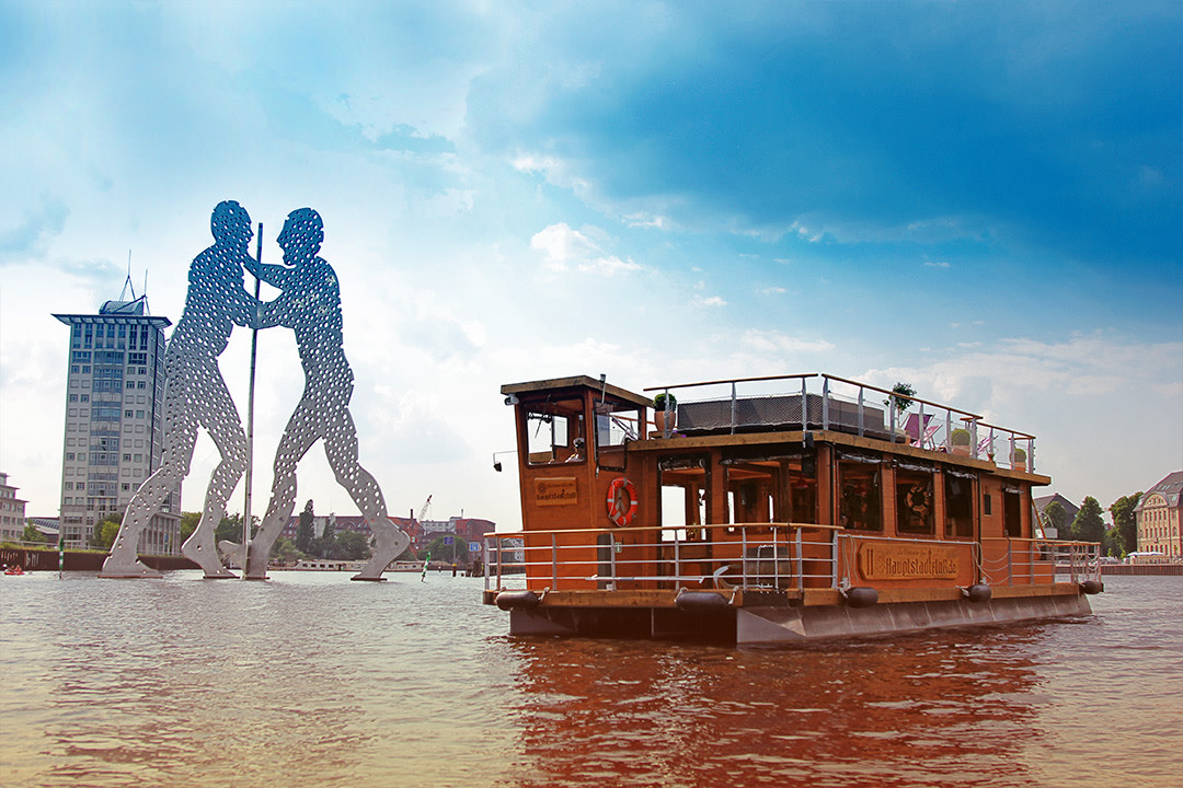 Das Partyboot Hauptstadtfloß auf Bootstour vor den Molecule Men 