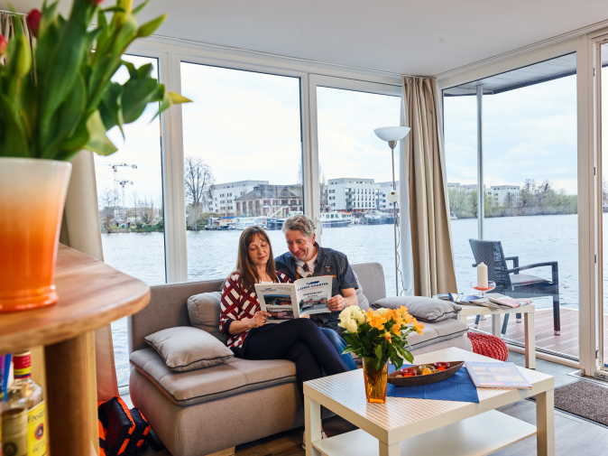 Living area on the houseboat Loreen with a panoramic view of the water